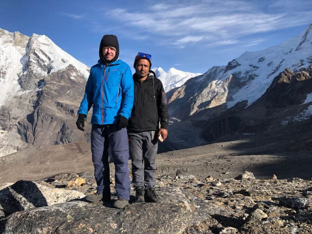 guest with local porter guide in Makalu trekking