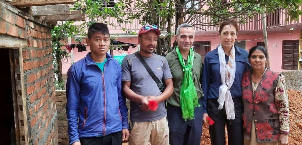 guests with local porter guides 1